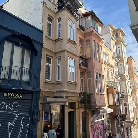 Daire Guenes House *